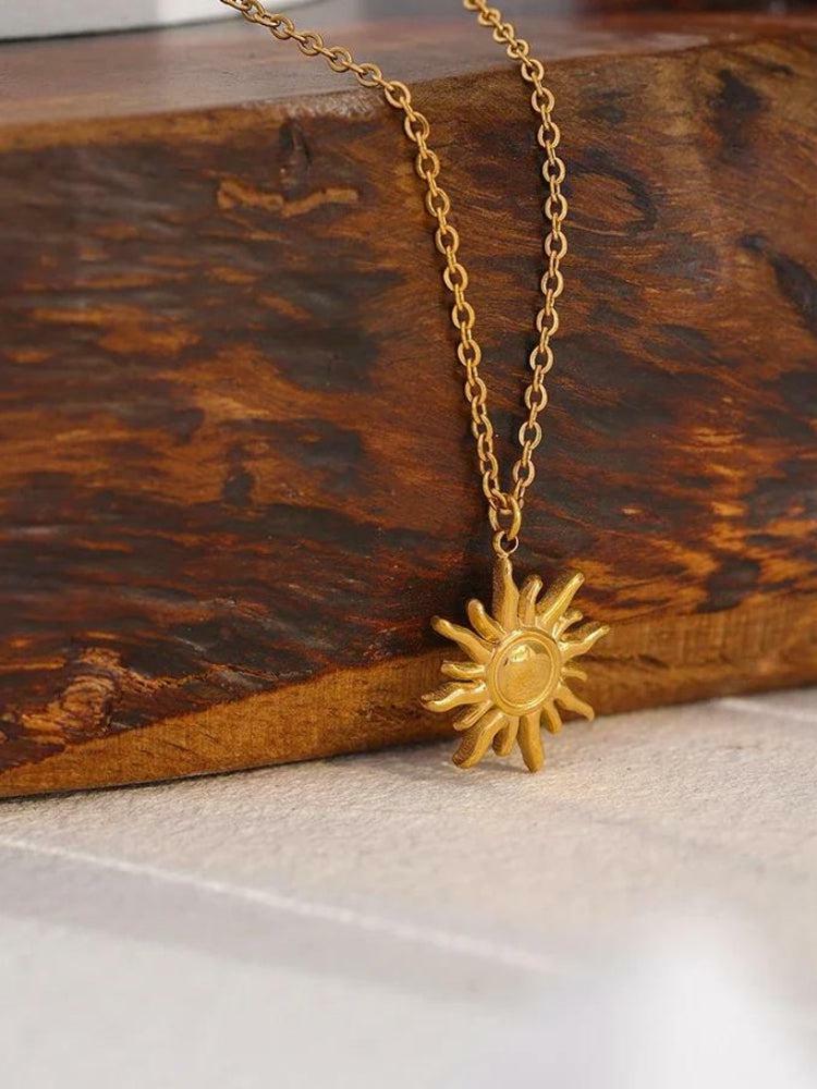 Y2K Gold Sun Necklace: Vintage 90s Aesthetic Jewelry for Grunge & Coquette Styles